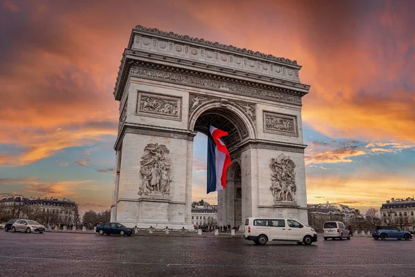 Champs-Elysees en Arc de Triomphe bij zonsondergang in Parijs, Frankrijk. — Stockfoto