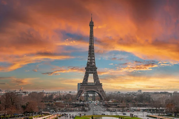 Hermosa vista de la famosa Torre Eiffel en París, Francia durante la mágica puesta de sol — Foto de Stock