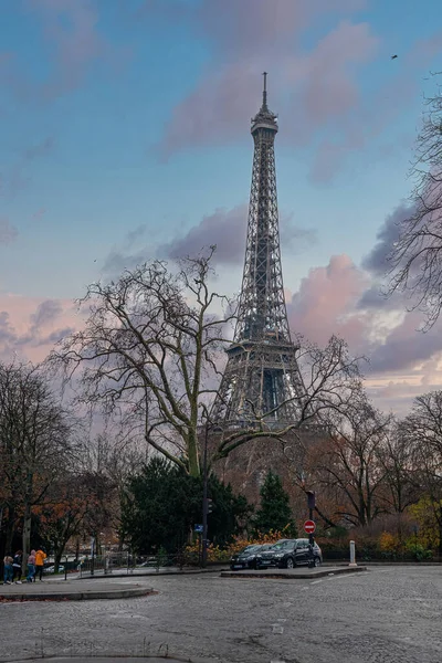 Bela vista da famosa Torre Eiffel em Paris, França durante o pôr do sol mágico — Fotografia de Stock