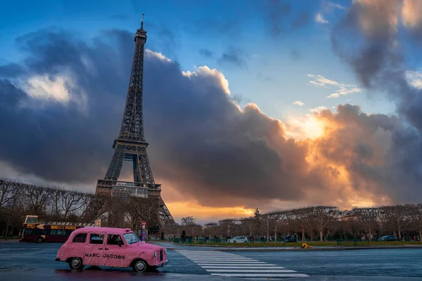 Lustiges rosafarbenes Auto Marc Jacobs parkt in Paris mit Eiffelturm im Hintergrund. — Stockfoto