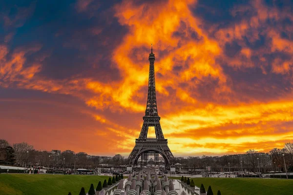 Belle vue sur la célèbre Tour Eiffel à Paris, France lors du coucher de soleil magique — Photo