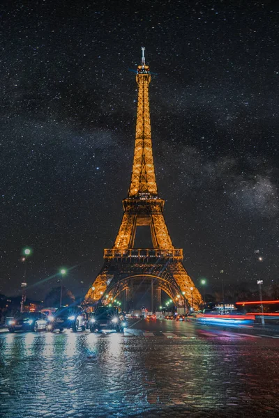 Hermosa vista de la famosa Torre Eiffel en París por la noche. —  Fotos de Stock