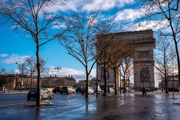 Champs-Elysees en Arc de Triomphe overdag in Parijs, Frankrijk. — Stockfoto