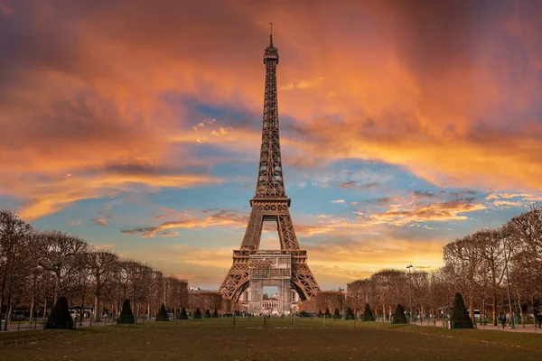 Prachtig uitzicht op de beroemde Eiffeltoren in Parijs, Frankrijk tijdens de magische zonsondergang — Stockfoto