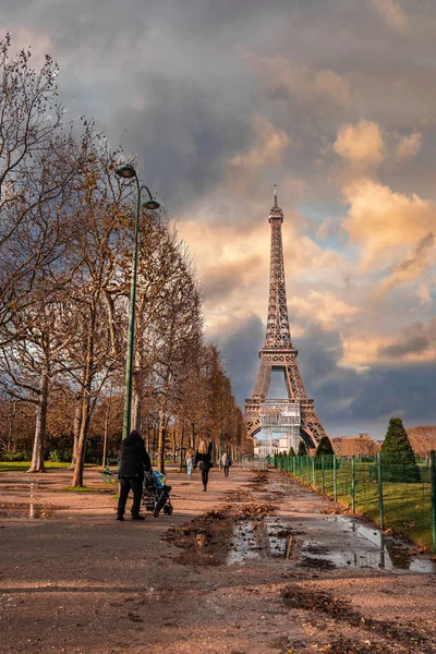 Prachtig uitzicht op de beroemde Eiffeltoren in Parijs, Frankrijk tijdens de magische zonsondergang — Stockfoto