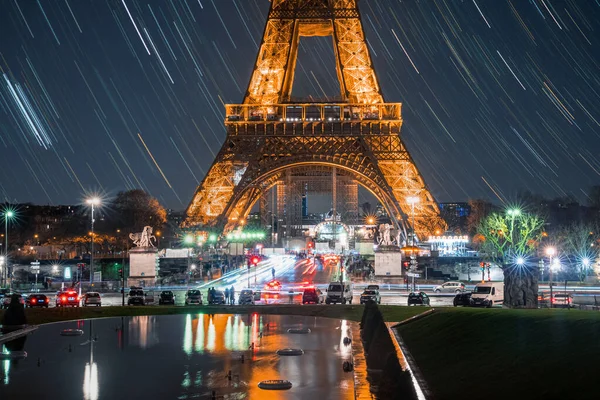 Prachtig uitzicht op de beroemde Eiffeltoren in Parijs 's nachts. — Stockfoto