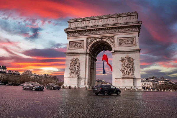 Champs-Elysees e Arco do Triunfo ao pôr do sol em Paris, França. — Fotografia de Stock