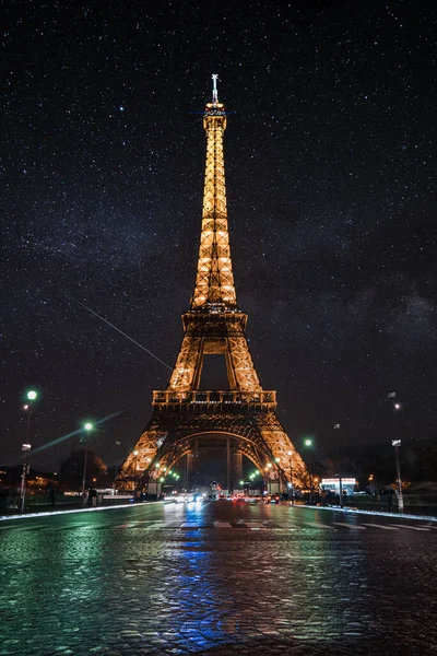 Prachtig uitzicht op de beroemde Eiffeltoren in Parijs 's nachts. — Stockfoto