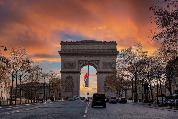 Champs-Elysees e Arco do Triunfo ao pôr do sol em Paris, França. — Fotografia de Stock