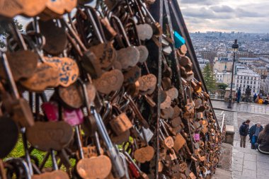 Paris, Fransa 'daki köprüde birçok aşk kilitleri var..