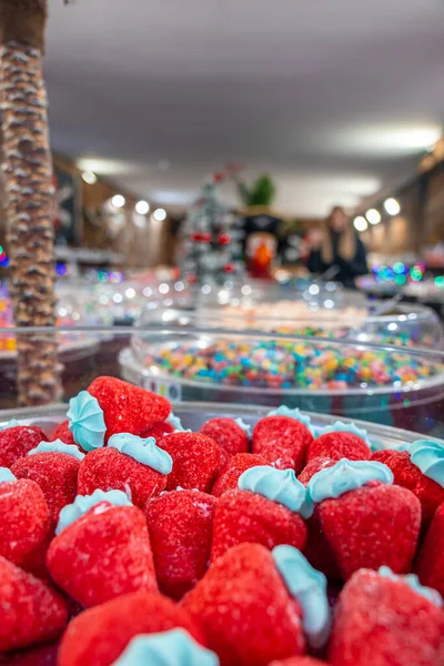 Pães de gengibre, doces e nozes exibidos em um mercado de Natal — Fotografia de Stock