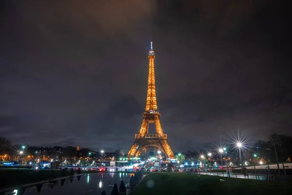 Bela vista da famosa Torre Eiffel em Paris à noite. — Fotografia de Stock