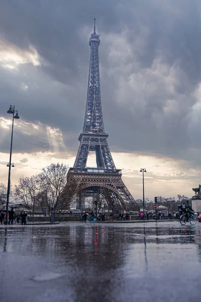 Prachtig uitzicht op de beroemde Eiffeltoren in Parijs, Frankrijk tijdens de magische zonsondergang — Stockfoto