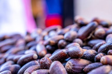 Sokak pazarında satmak için argan fındığı ve tohum yığını