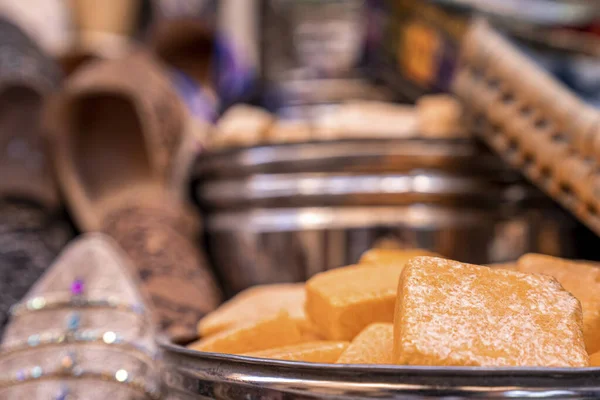Close-up van heerlijke Marokkaanse zoete te koop op straat voedsel kraam — Stockfoto