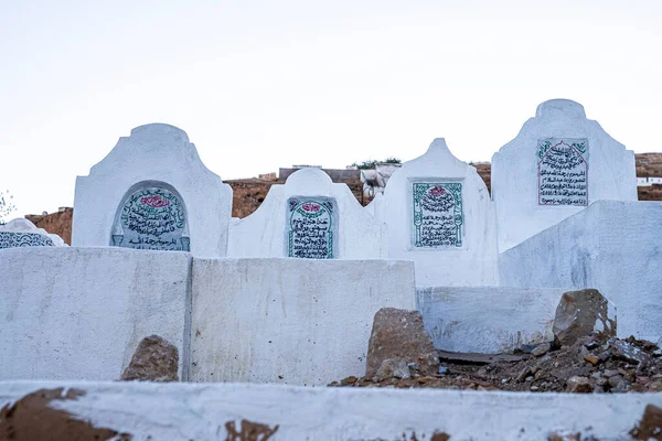 Muszlim temető sírkövekkel arab szentírásokban az ég ellen — Stock Fotó
