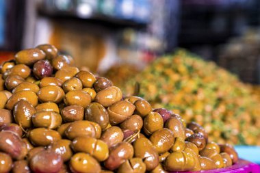 Sokak pazarında satmak için argan fındığı ve tohum yığını