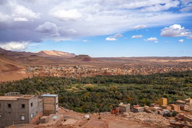 Şehirdeki dağ manzaralı binaların manzarası