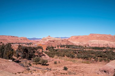 Terkedilmiş dağ manzarası ve çalılı bir kasaba.