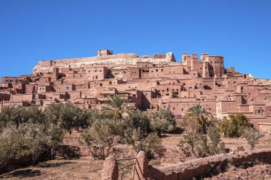Mavi gökyüzüne karşı tepedeki antik kale ve yerleşim binaları