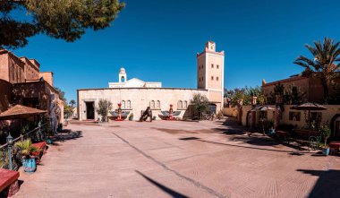 Sinema müzesinin avlusunda heykel ve top var.