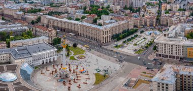 Kyiv şehrinin havadan görüntüsü. Şehir merkezine yakın güzel sokaklar..