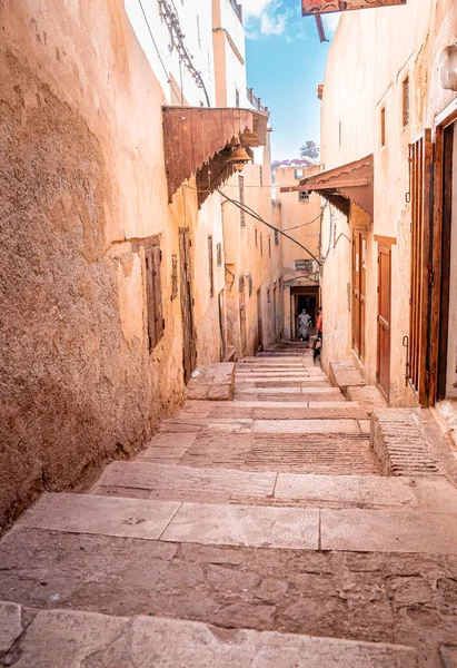 Narrow concrete steps amidst residential buildings with closed doors — Stockfoto