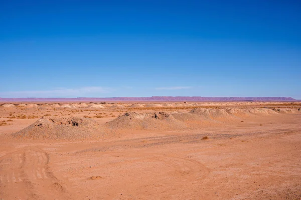 Vue panoramique des dunes de sable dans le désert avec des montagnes en arrière-plan — Photo