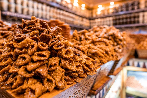 Traditionele Marokkaanse snoepjes te koop op een straat voedsel kraam of markt — Stockfoto