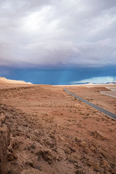 Vue panoramique de l'autoroute à travers le désert contre le ciel dramatique en été — Photo
