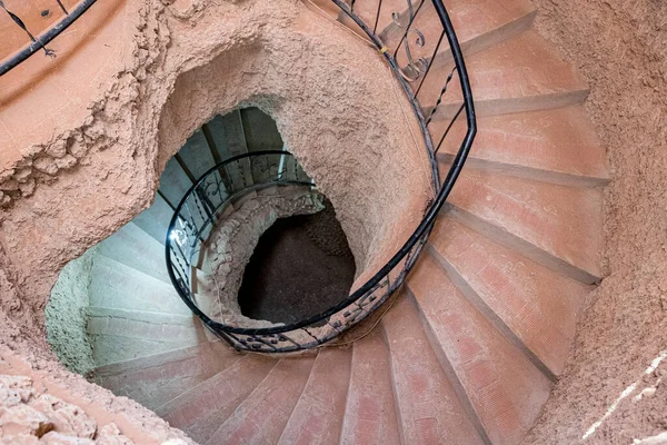 Ancient ruined spiral stone staircases with decorated forged handrail — Foto Stock