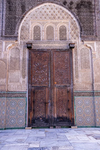 Fachada de mezquita con puerta cerrada de estilo antiguo y pared de mosaico — Foto de Stock