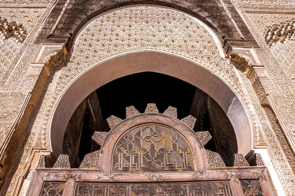 Ancient slamic style carved arch wall of a mosque at fez — Stock Photo, Image