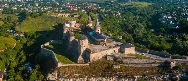 Letecký pohled na romantický kamenný středověký hrad na vrcholu hory — Stock fotografie