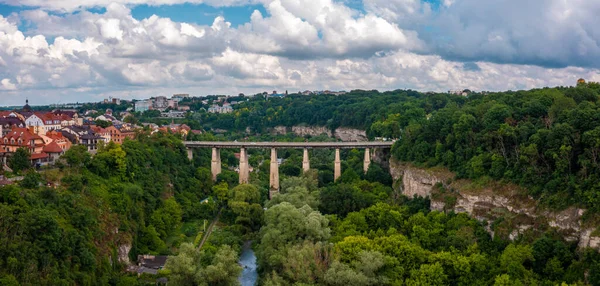 Αεροφωτογραφία του Θ ebeautiful γέφυρα πηγαίνει πάνω από το πράσινο κοιλάδα. — Φωτογραφία Αρχείου