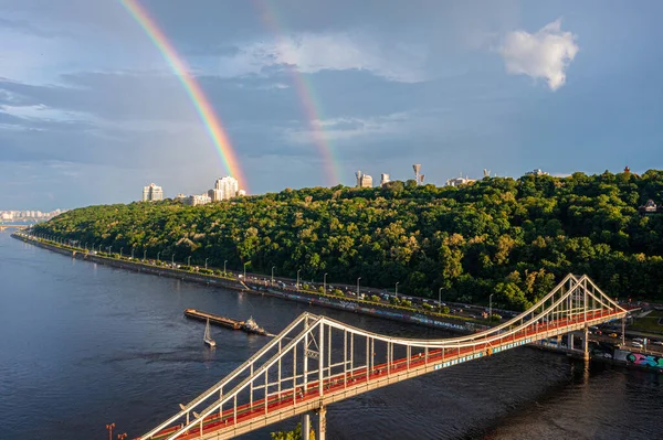 Vista panorámica de la ciudad de Kiev con un hermoso arco iris sobre la ciudad. —  Fotos de Stock