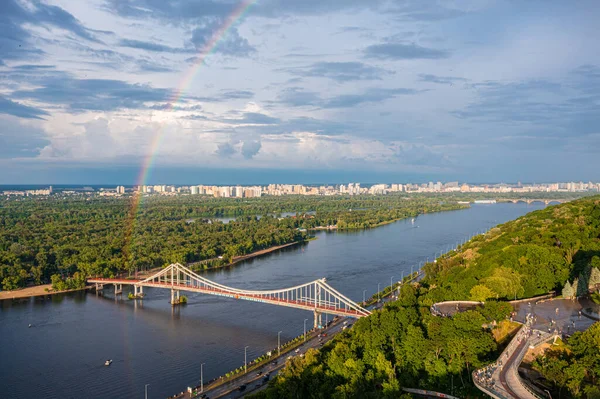 Vista panorámica de la ciudad de Kiev con un hermoso arco iris sobre la ciudad. —  Fotos de Stock