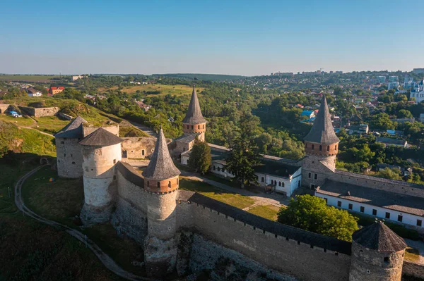 Vista aérea do castelo romântico pedra medievel no topo da montanha — Fotografia de Stock