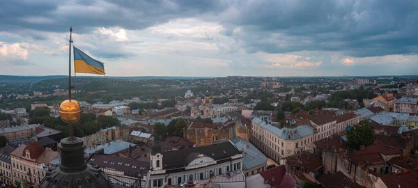 Belle vue aérienne de la ville de Tchernivtsi au-dessus de l'Ukraine occidentale. — Photo