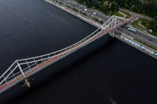 Aerial view of the bridge in Kyiv over river Dnieper — 图库照片