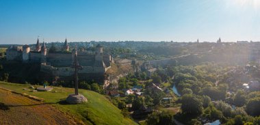 Dağın tepesindeki ortaçağ şatosunun havadan görünüşü.