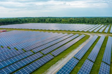 Ukrayna 'daki pitoresk yeşil bir alanda güneş enerjisi kullanmak için devasa bir güneş enerjisi santrali..