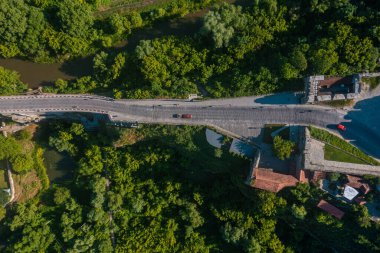 Dağın tepesindeki ortaçağ şatosunun havadan görünüşü.