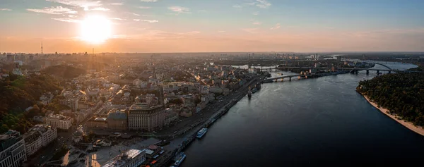 Krásný západ slunce nad městem Kyjev shora. — Stock fotografie
