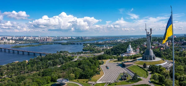 Повітряний вид українського прапора, що махає вітром. — стокове фото