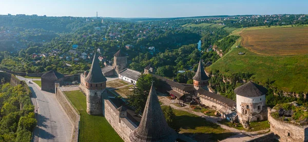 Veduta aerea del romantico castello medievale in pietra sulla cima della montagna — Foto Stock