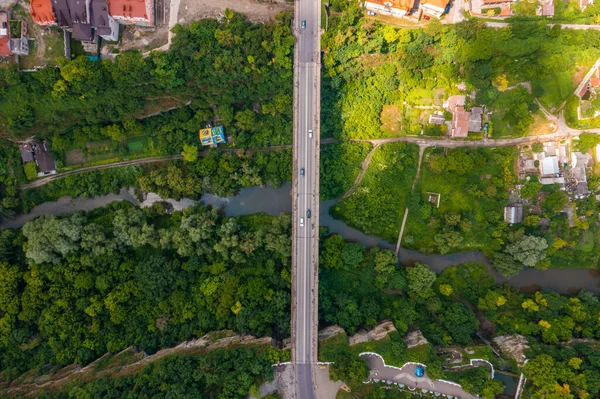 Aerial view of th ebeautiful bridge going over the green valley. — Stock Photo, Image