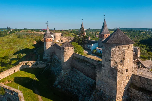 Veduta aerea del romantico castello medievale in pietra sulla cima della montagna — Foto Stock