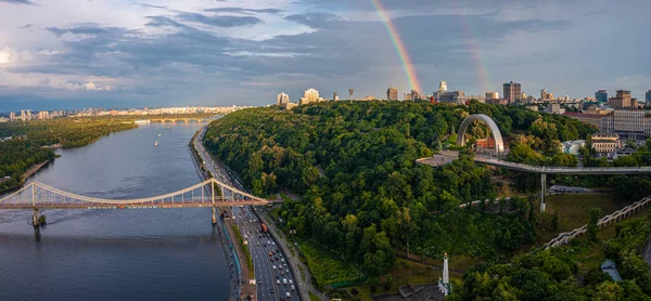 Şehrin üzerinde güzel bir gökkuşağı olan Kyiv şehrinin panoramik manzarası. — Stok fotoğraf