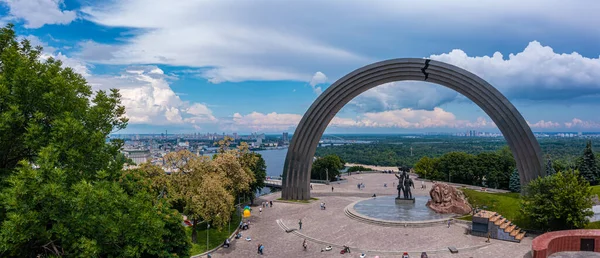 Захід сонця влітку Київ з аркою дружби народів. — стокове фото